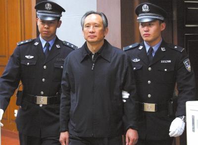 昨天，被告人張曙光在法庭上聽(tīng)取宣判。新華社發(fā)
