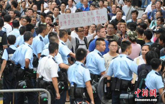 10月22日，有反對(duì)“占中”的市民前往旺角的非法占領(lǐng)區(qū)展示橫額，支持香港警隊(duì)。中新社發(fā) 譚達(dá)明 攝