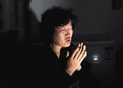 昨日,呼格吉勒圖的媽媽尚愛云在內(nèi)蒙古呼市家中講述這些年來的上訪經(jīng)歷。本版圖片/新京報記者 郭鐵流