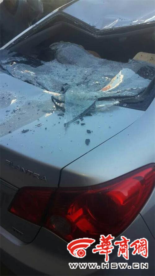 事發(fā)現(xiàn)場一輛伊蘭特轎車后擋風(fēng)玻璃破碎，車頂被砸出坑。記者 祁銘 攝