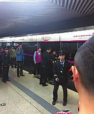 昨日18時(shí)57分，北京地鐵5號(hào)線惠新西街南口一女子遭遇不幸。昨晚9時(shí)記者在中日友好醫(yī)院發(fā)現(xiàn)女子已不幸身亡，女子遇險(xiǎn)是被夾在安全門和地鐵門中間，列車啟動(dòng)后掉下站臺(tái)。