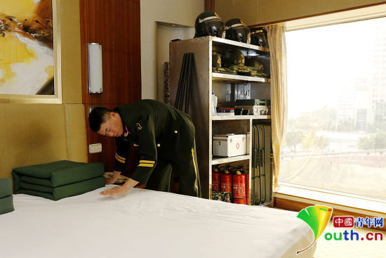 　11月7日，一名武警官兵在APEC駐地中國大飯店的房間內(nèi)整理內(nèi)務(wù)。