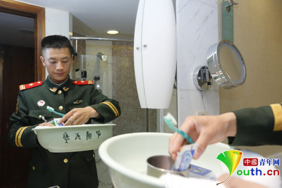 駐守APEC駐地中國大飯店的武警官兵將自己平時使用的臉盆、毛巾等帶到酒店房間。