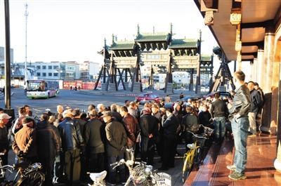 11月3日，大同市四牌樓附近，耿彥波“粉絲團(tuán)”在聚眾討論。