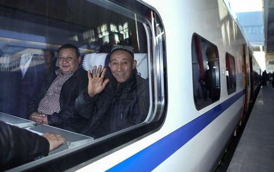 11月16日，旅客乘坐從烏魯木齊南站首發(fā)的D8602次列車。