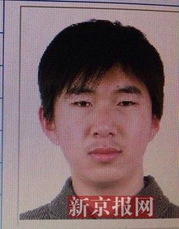 犯罪嫌疑人李小龍，27歲，唐山樂亭人。村干部說李小龍經(jīng)常把自己關(guān)在家里