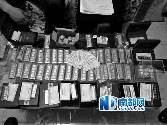 　馬超群家中金條清點現(xiàn)場。