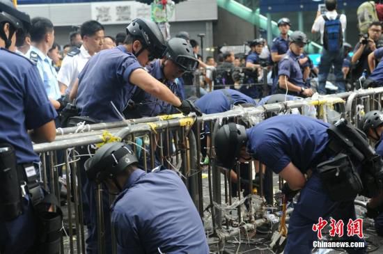 11月26日，香港法庭執(zhí)達(dá)主任在旺角彌敦道執(zhí)行禁制令，清除非法障礙物，后因受阻而要求警方協(xié)助執(zhí)行。