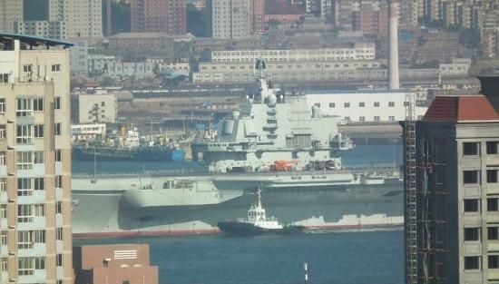 青島軍港周圍高樓林立，一睹遼寧號真容只需要一個(gè)好天氣（資料圖片）