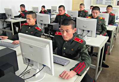 2013年4月18日，朝鮮平壤，士兵學(xué)習(xí)使用電腦。