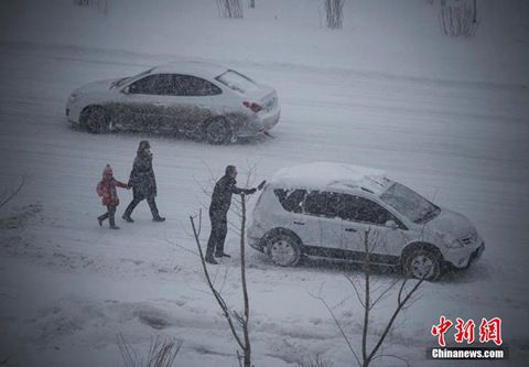 12月8日，經(jīng)過一夜降雪，烏魯木齊已是皚皚白雪一片。（圖片來源于中新網(wǎng)）