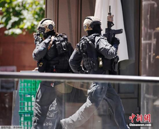 目前咖啡館已經(jīng)關(guān)閉，警方，包括全副武裝的特警隊(duì)已經(jīng)將咖啡館包圍。
