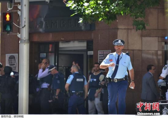 發(fā)生人質(zhì)劫持的咖啡屋位于馬丁廣場，是悉尼市最為繁忙的中央商業(yè)區(qū)。