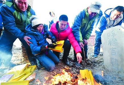 昨日，呼格吉勒圖的父母揣著無罪判決書的復(fù)印件來到兒子墳前祭奠。　/新華社