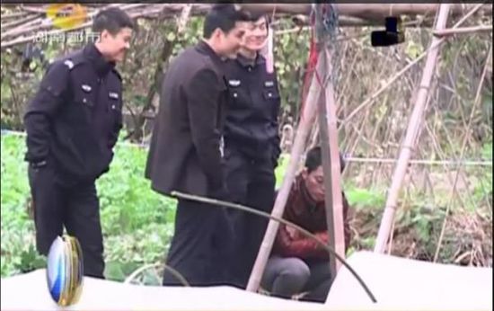 一個(gè)見習(xí)警官，一個(gè)二級(jí)警司，和一個(gè)便衣人員站在菜地里笑。