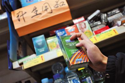清苑路“世紀(jì)華聯(lián)超市清友園店”的貨架上，擺放著購(gòu)自網(wǎng)店的“高仿”避孕套。