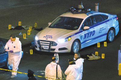 美國紐約兩名警察20日在巡邏車內(nèi)突遭槍擊身亡。紐約警察局長威廉·布拉頓說，槍手行兇后跑入附近一座地鐵站飲彈自盡，沒有跡象顯示這起血案與恐怖主義有關(guān)聯(lián)。
