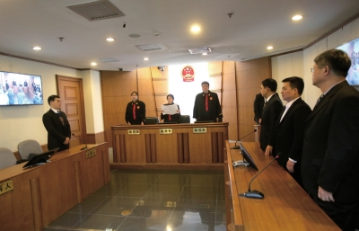 昨日，鄒恒甫及北大有關(guān)負(fù)責(zé)人并未到庭，圖為法官正在進(jìn)行宣判。