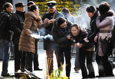 昨日，上海，外灘踩踏事件遇難者家屬來到事發(fā)地獻花祭奠。