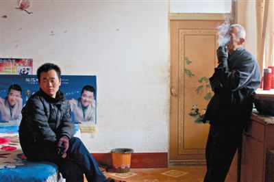 父親抽煙，兒子不語(yǔ)。逃跑的越南新娘，給袁迎賓父子帶來(lái)的是失落。新京報(bào)記者