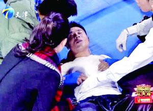 天津衛(wèi)視一檔明星真人秀娛樂(lè)節(jié)目中，海南省武術(shù)協(xié)會(huì)副秘書(shū)長(zhǎng)楊成章被打倒在地，表情痛苦。