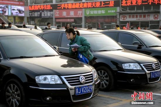 1月23日，北京亞運(yùn)村汽車交易市場(chǎng)中拓拍賣停車場(chǎng)上人頭攢動(dòng)。