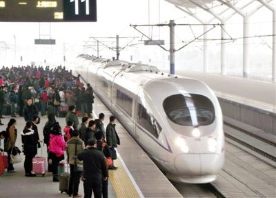 　2014年1月3日，江蘇徐州，旅客在等候乘坐京滬高鐵和諧號(hào)動(dòng)車組列車。圖/CFP