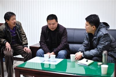1月7日，陜西省榆林市，國(guó)家信訪局第五督查組成員王治鐸（右一）與兩名信訪人約談。 楊凱 攝