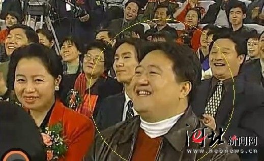 該名男子連續(xù)多年在春節(jié)晚會(huì)中出現(xiàn)，被網(wǎng)友稱為“十年最牛笑臉哥”。