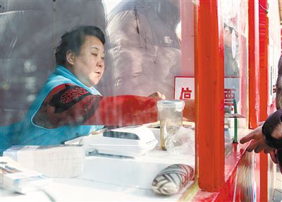 龍?zhí)稄R會(huì)售票員呂秀珍。新京報(bào)記者