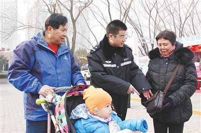 朝陽國(guó)際風(fēng)情節(jié)，周小勇（中）提醒老人注意安全。朝陽公安分局供圖