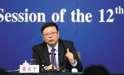 昨日，十二屆全國(guó)人大三次會(huì)議新聞中心，環(huán)保部部長(zhǎng)陳吉寧回答中外記者提問(wèn)。新京報(bào)記者 陳杰 攝