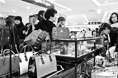 我國(guó)去年出境人數(shù)超過1億人次，境外消費(fèi)超過1萬(wàn)億元人民幣 供圖/CFP