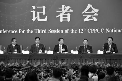 昨日，政協(xié)十二屆三次會議舉行記者會，五位嘉賓回答中外記者提問。京華時報記者王海欣攝