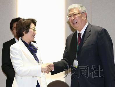 3月15日下午，日本防災(zāi)擔當相山谷惠理子與中國民政部長李立國（右）會談。