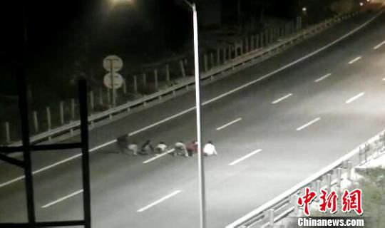 孩子們將高速公路當(dāng)成跑道賽跑?！【焦﹫D　攝