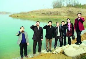 活動儀式現場，一眾人舀起漳河水直接喝下