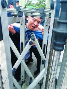 律師王甫在試圖跑進(jìn)衡陽中院大門時被圍攻者阻止，西服和襯衣被撕爛。