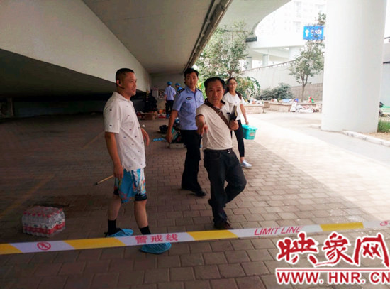 事發(fā)后，警方封鎖現(xiàn)場進(jìn)行調(diào)查取證。