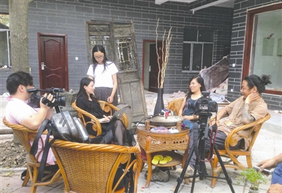 23日，顧少?gòu)?qiáng)接受成都媒體采訪