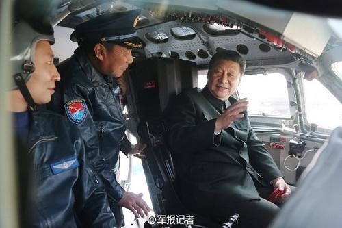 2015年2月16日，習(xí)近平登上戰(zhàn)機(jī)，坐進(jìn)駕駛艙，了解裝備性能，體驗(yàn)操作使用。