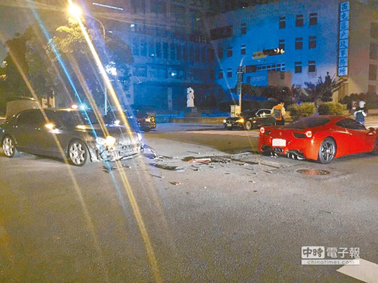 圖為車(chē)號(hào)8889的法拉利（右）和車(chē)號(hào)9888的賓利車(chē)（左）發(fā)生擦撞，法拉利車(chē)身嚴(yán)重?fù)p毀。