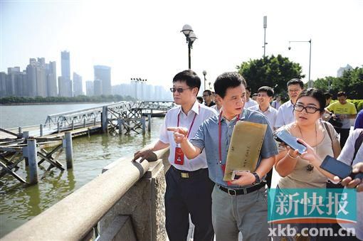 人大代表們在珠江邊現(xiàn)場調(diào)研。