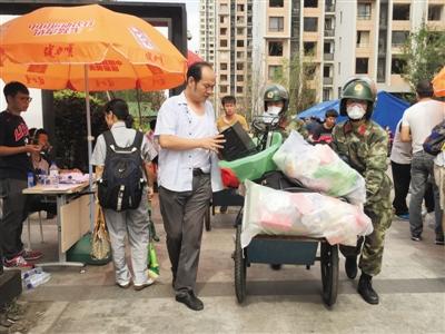 9月8日，天津?yàn)I海海港城小區(qū)，武警幫助居民搬東西。