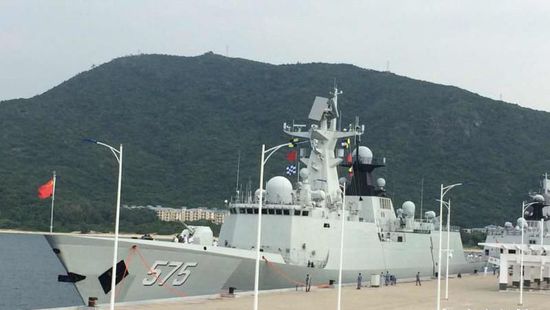 中國海軍艦艇編隊12日上午從三亞起航，參加“和平友誼-2015”中馬兩軍首次實(shí)兵聯(lián)演。