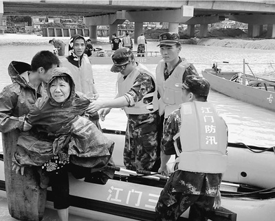5日，廣東江門市邊防官兵解救被洪水圍困的群眾。 廖 鍵攝（人民視覺）