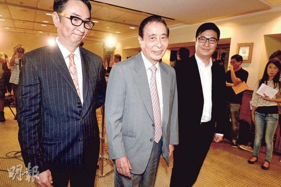 四叔李兆基（中）、長(zhǎng)子李家杰（左）及次子李家誠(chéng)