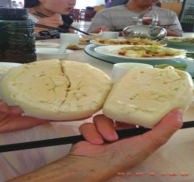 在參加山西游行程中，體驗(yàn)員發(fā)現(xiàn)團(tuán)餐中的饅頭已經(jīng)發(fā)霉。視頻截圖