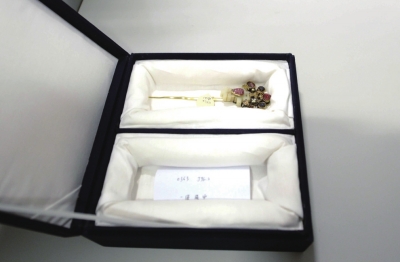 存放于匣內(nèi)的金簪華美依舊。