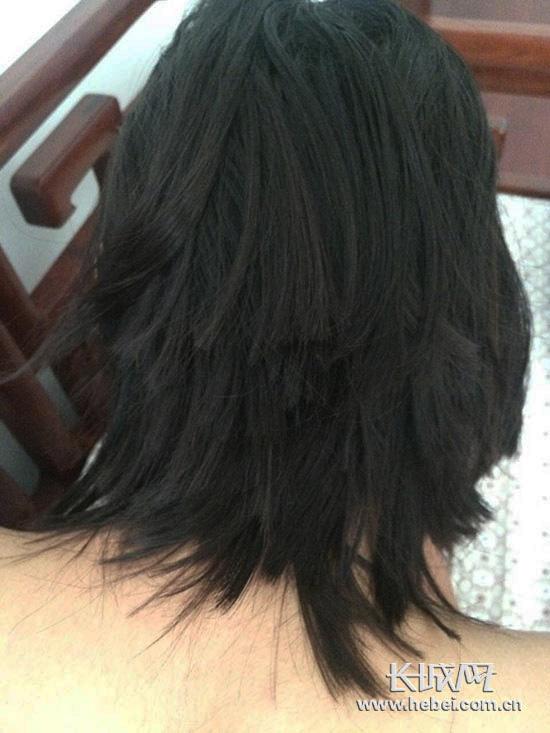 唐山市第六十二中學(xué)高一女生王某被老師剪得七零八碎的頭發(fā)。學(xué)生家長(zhǎng)陳女士/供圖